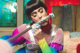 Katy Perry jako seksowna Joanna d'Arc w nowym teledysku! Hey Hey Hey w klimacie Pięknej i Bestii
