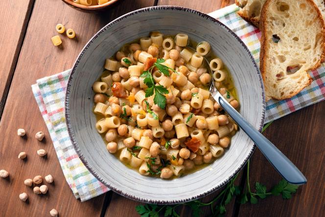 Włoska zupa z kiełbasą i parmezanem