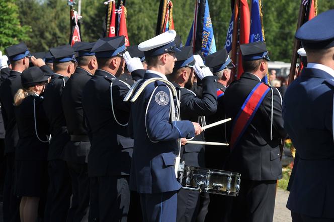 Policjant Arkadiusz zginął tragicznie.  Przez huk salwy na pogrzebie przedarł się łamiący serce szloch