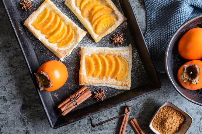 Szybkie ciastka z ciasta francuskiego z kaki (persymoną) gotowe w 15 minut