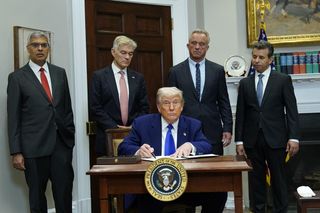 Zmuszę państwa UE do płacenia wyższych cen za leki. Trump podpisał ważny dokument