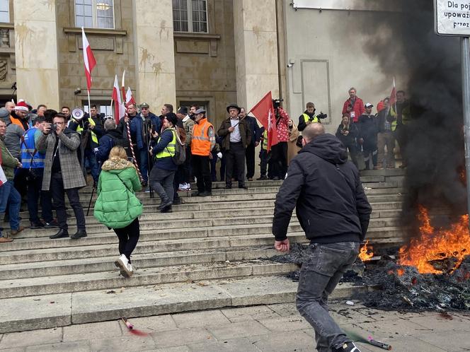 Protest rolników we Wrocławiu. Strajk wymyka się spod kontroli. Urząd Wojewódzki obrzucany jajkami