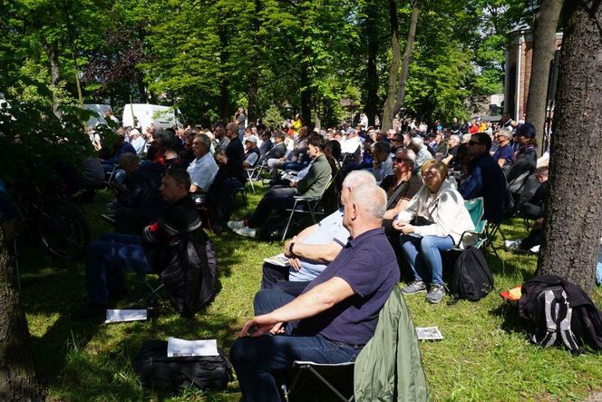 Pielgrzymka mężczyzn do Piekar Śląskich 2025. Tysiące wiernych na Kalwaryjskim Wzgórzu
