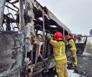 Bus spłonął doszczętnie pod Tarnowem. Podróżowało nim 25 osób