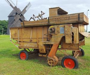 Pożar przy wiatrakach w Osiecznej. Spalił się dach Muzeum Młynarstwa i Rolnictwa 