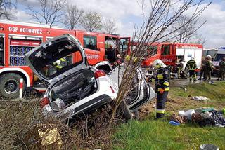 Koszmarny WYPADEK niedaleko Piaseczna. Toyota WBIŁA SIĘ w ziemię! [ZDJĘCIA]