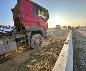 Potężny chaos na autostradzie A2. Na jezdnię i auta wysypały się tony piachu. Korek ma ponad 10 km