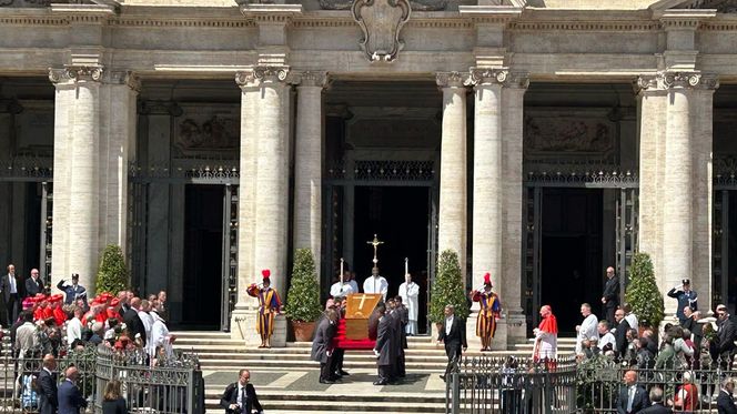 Kondukt żałobny przejechał przez Rzym. Ostatnia droga papieża Franciszka