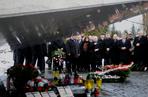 Jarosław Kaczyński na Powązkach składa kwiaty 8 miesięcy po katastrofie 