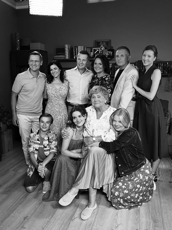 M jak miłość. Piotrek (Marcin Mroczek),Kinga (Katarzyna Cichopek),Paweł (Rafał Mroczek),Franka (Dominika Kachlik),Marysia (Małgorzata Pieńkowska),Artur (Robert Moskwa), Natalka (Dominika Suchecka),Barbara (Teresa Lipowska)