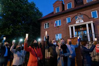 Manifestacja przed kaliską kurią diecezjalną. Kaliszanie oburzeni zachowaniem biskupa Janiaka
