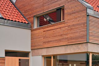 Elewacja z naturalnych materiałów. Deski elewacyjne, kamień i tynk.