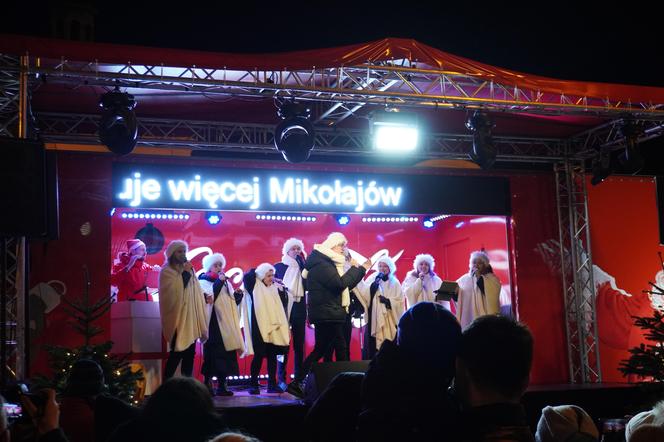 Ciężarówka Coca-cola w Białymstoku! Świąteczna atrakcja przyciągnęła tłumy mieszkańców na Rynek Kościuszki