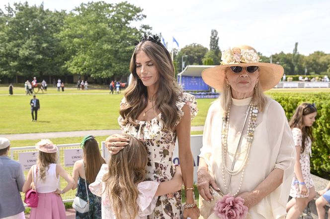 Weronika Rosati z rodzicami na Derbach w Warszawie. Na czerwonym dywanie pojawił się tłum gwiazd!