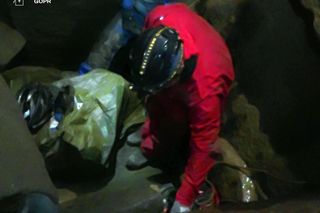 Akcja ratunkowa GOPR w Beskidach. Grotołaz zakleszczony w Jaskini Salmopolskiej