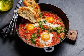 Egzotyczne, aromatyczne i pikantne. Poznaj afrykańską wersję szakszuki