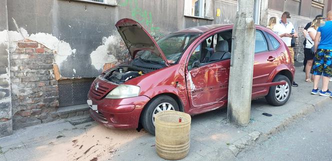 Grudziądz: Rozpędzona 35-latka wjechała w pieszych! Dwie osoby trafiły do szpitala [ZDJĘCIA]