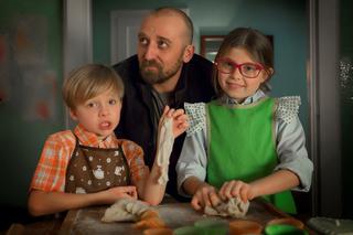 Druga szansa odcinek 8. Grzegorz (Wojciech Mecwaldowski), Kalinka (Ewa Cecherz), Jaś (Maks Balcerowski)