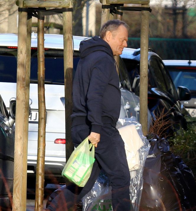 Donald Tusk wraca do domu obładowany praniem i zakupami w towarzystwie wnuków