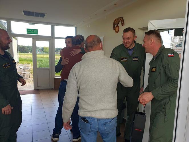 Uratowani żeglarze podziękowali pilotom