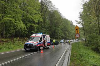 Groźny wypadek w Łękawce, przy skręcie na Piotrkowice. Poważne obrażenia kierowcy fiata