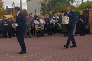 Białe róże okryły grób pięknej Wiktorii. Morze łez po śmierci 25-latki z Łochowa