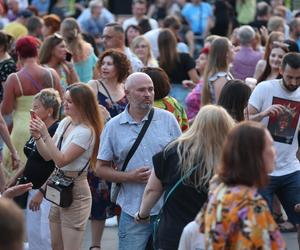 Potańcówka pod Teatrem Śląskim w Katowicach. Tłumy wręcz oszalały ZDJĘCIA