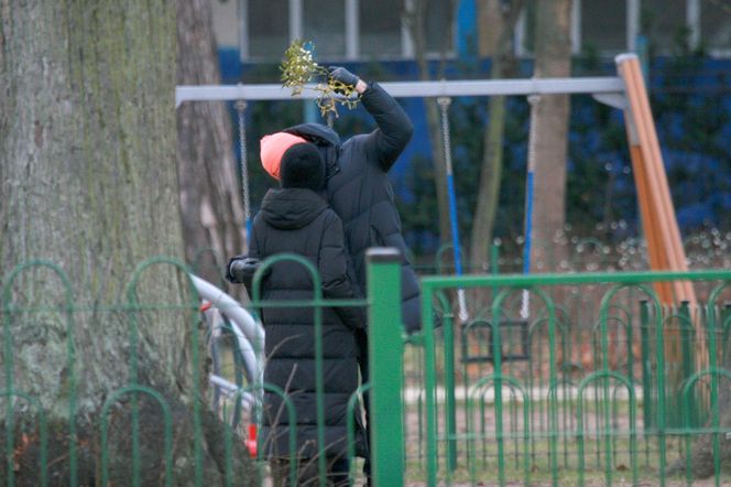 Całuśny mąż Kaczyńskiej nie dał jej wytchnienia pod jemiołą 