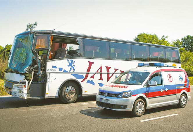 Autokar uderzył w przystanek