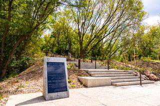 Park Powstańców Warszawy – u podnóża kopca tablica pamiątkowa