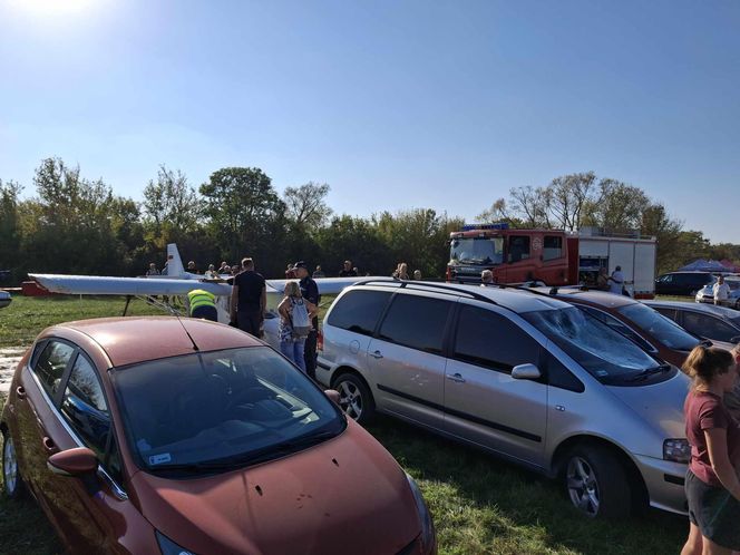 Wypadek podczas Mikrolotowych Mistrzostw Podlaskiego w Łomży - samolot uderzył w samochody