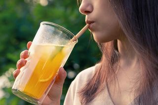 Lemoniada lub zimne lody mogą powodować arytmię? W upalne dni uważaj na serce