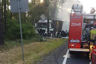 Dramat na trasie Toruń-Bydgoszcz! Ciężarówka zmiażdżyła samochód, który się zapalił! [ZDJĘCIA]