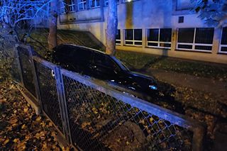 Zasnął za kierownicą i przejechał przez ogrodzenie do szkoły