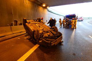 Wypadek tuż przy POW! Kierowca odbił się od barierek 