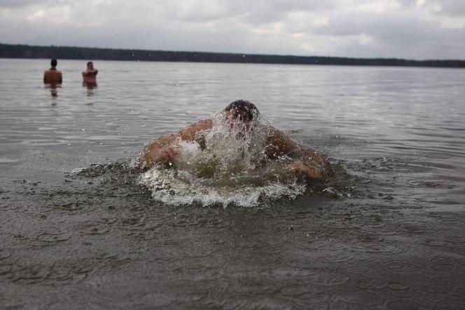 Było gorąco! Lubelskie morsy dały pierwszego w tym roku nura