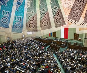 Posłowie zarabiają więcej niż myślisz! Dzięki specjalnym dodatkom mogą powiększyć pensję nawet o jedną trzecia