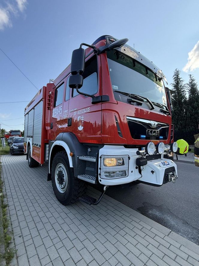 Dostawczak wjechał pod pociąg! Ogromne utrudnienia na kolei