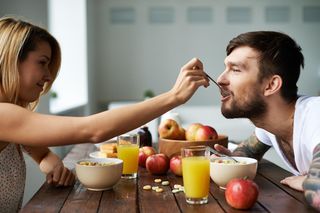 Co jeść na śniadanie, żeby schudnąć? Inne zalecenia dla kobiet, inne dla mężczyzn