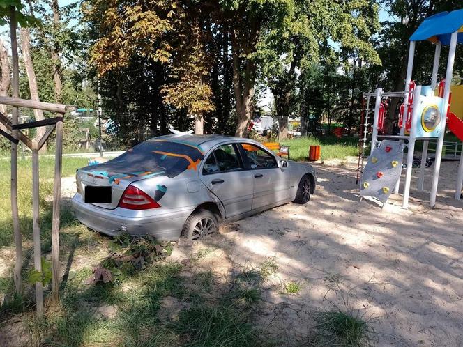 Pijany kierowca wjechał na plac zabaw w Lutomiersku