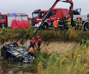 Makabra pod Wieluniem. Samochód zatonął w stawie, w środku zwłoki dwóch mężczyzn