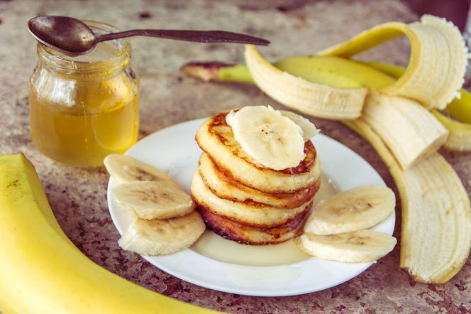 Puszyste racuchy z bananami. Szybki i prosty przepis na śniadanie lub przekąskę