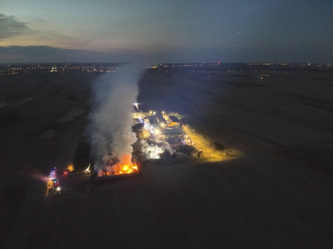 Zakończyło się dogaszanie pożaru na terenie sortowni śmieci w Bełżycach