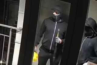 Zamaskowani sprawcy napadli na mieszkanie krakowskiego influencera. Wstrząsające nagranie w sieci [WIDEO]