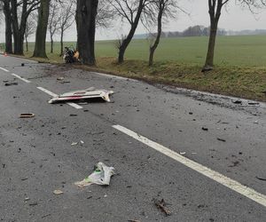 Z impetem wjechał w drzewo! Siła uderzenia rozerwała samochód