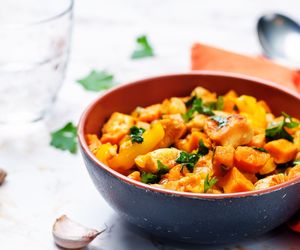 Słoneczny kurczak duszony z batatami, papryką i kukurydzą