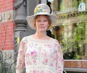 Nie uwierzysz, jak ubrała się Pamela Anderson! Szalony kapelusznik?