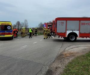 Totalna demolka pod Siedlcami. Osobówki staranowały bariery. Cztery osoby w szpitalu