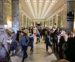 Mineral Expo w Pałacu Kultury ze szkieletem ichtiozaura