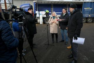 Wywożą śmieci z Targówka. 360 ton odpadów zalegało na działce przy ul. Odrowąża